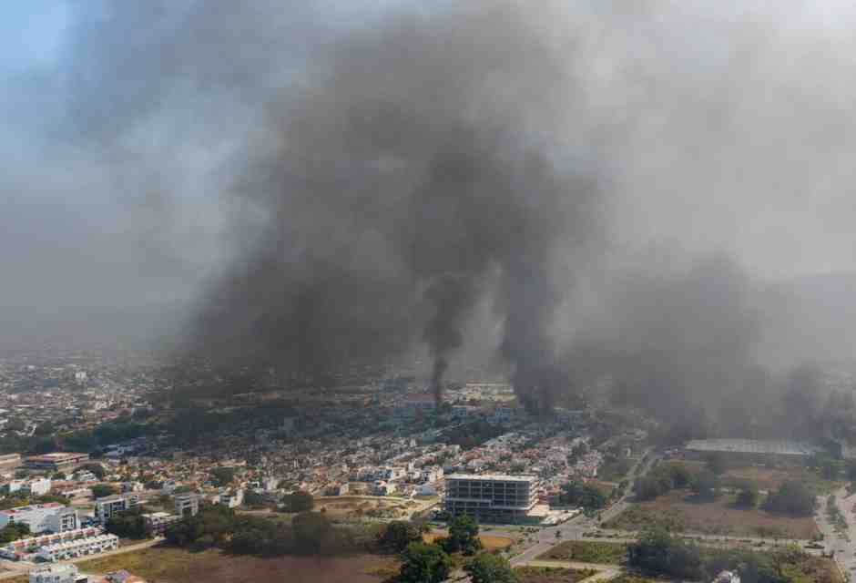 I narcos rispondono con blocchi stradali e incendi all'uccisione del Mencho