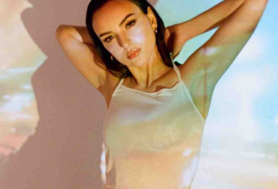 Elogio della femminilità scomoda, la “Magica favola” di Arisa a Sanremo