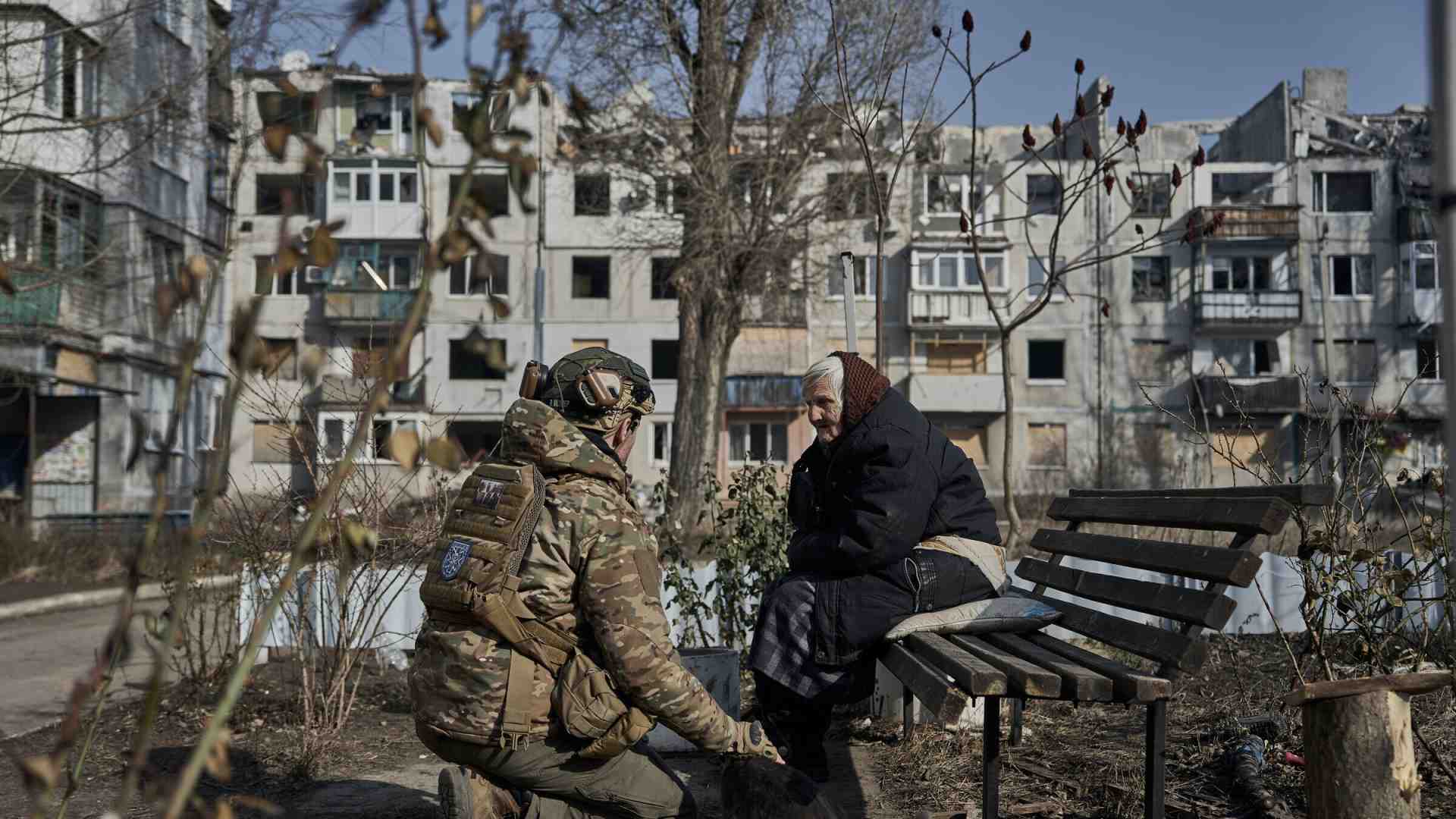 Il mondo salvato dagli ucraini. Conversazione con Anne Applebaum