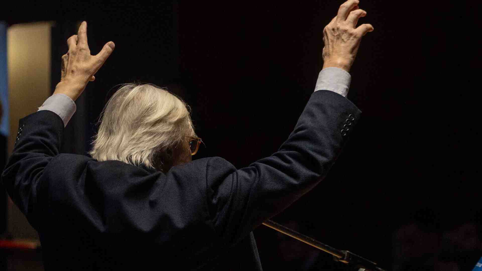 Sgarbi non parla più. Al contrario dei suoi libri e della sua collezione