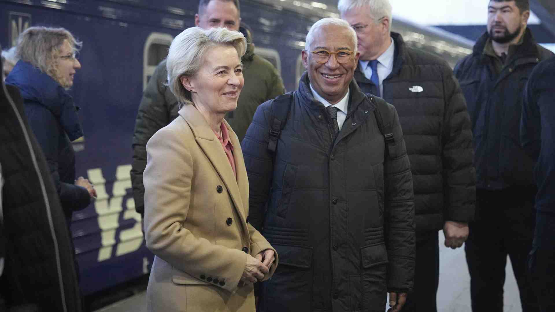 Von der Leyen a Kyiv: "Non ci arrenderemo finché non ci sarà una pace alle condizioni dell'Ucraina"