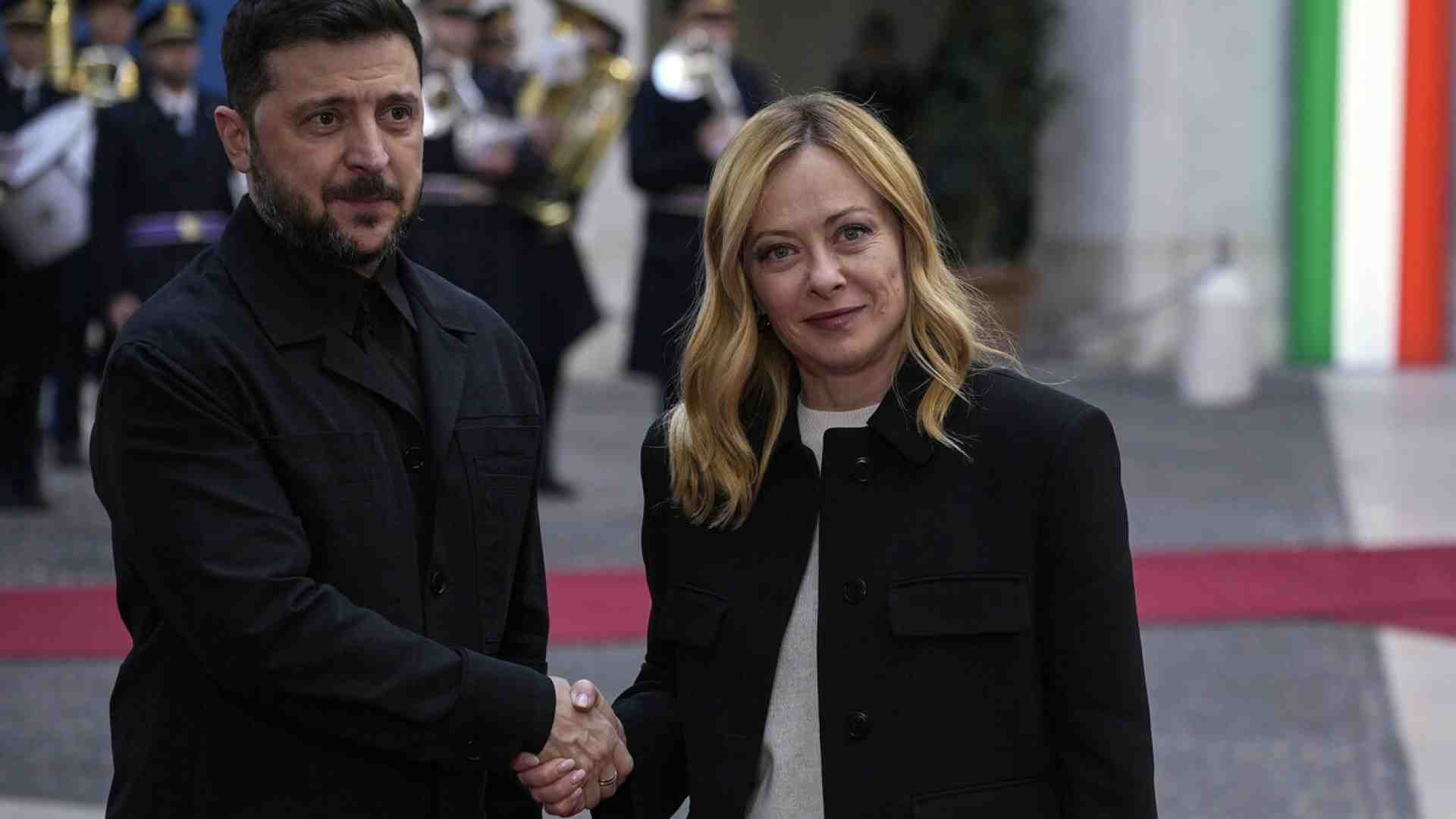 FdI in un dossier rinnova il sostegno a Kyiv. E avverte la Lega: “E’ nel programma”