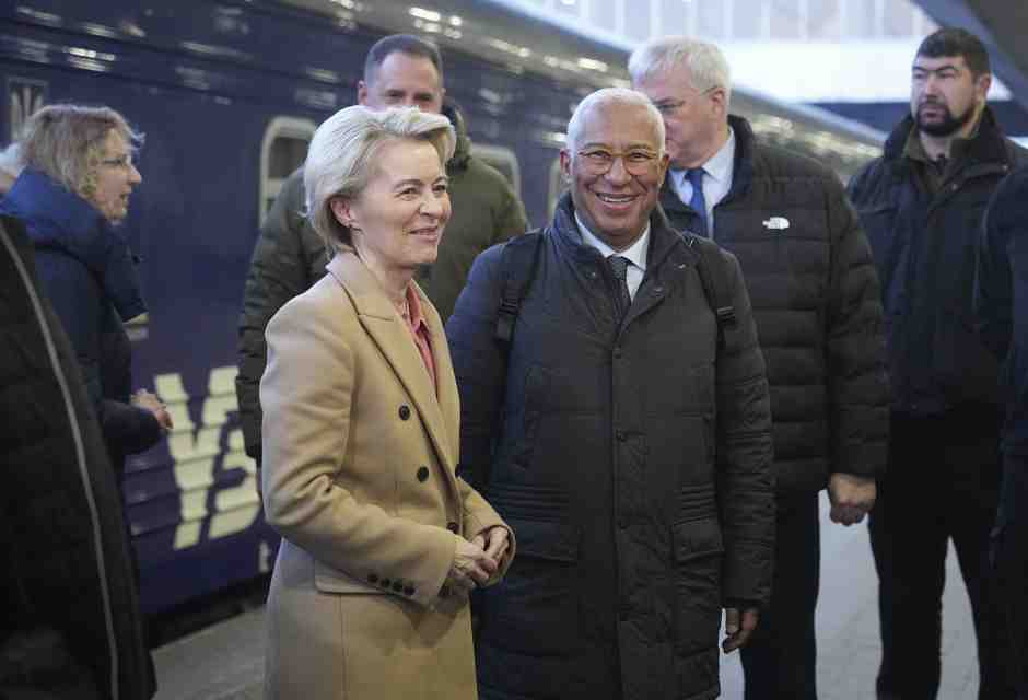 Von der Leyen a Kyiv: "Non ci arrenderemo finché non ci sarà una pace alle condizioni dell'Ucraina"