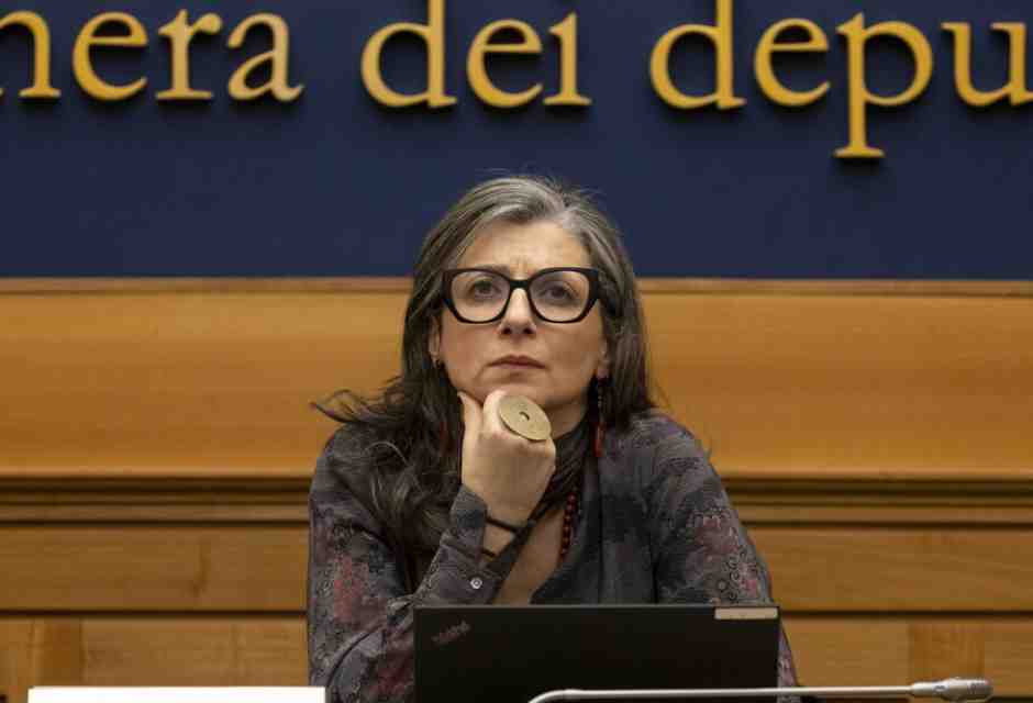 Il Pd si sfila sulle dimissioni di Francesca Albanese: "È una perdita di tempo". La difesa di M5s e Avs