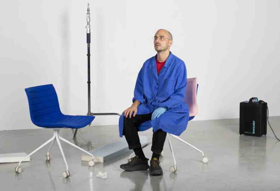 L'interesse per le parole, più che per le immagini. Lo sguardo di Alessandro Calabrese