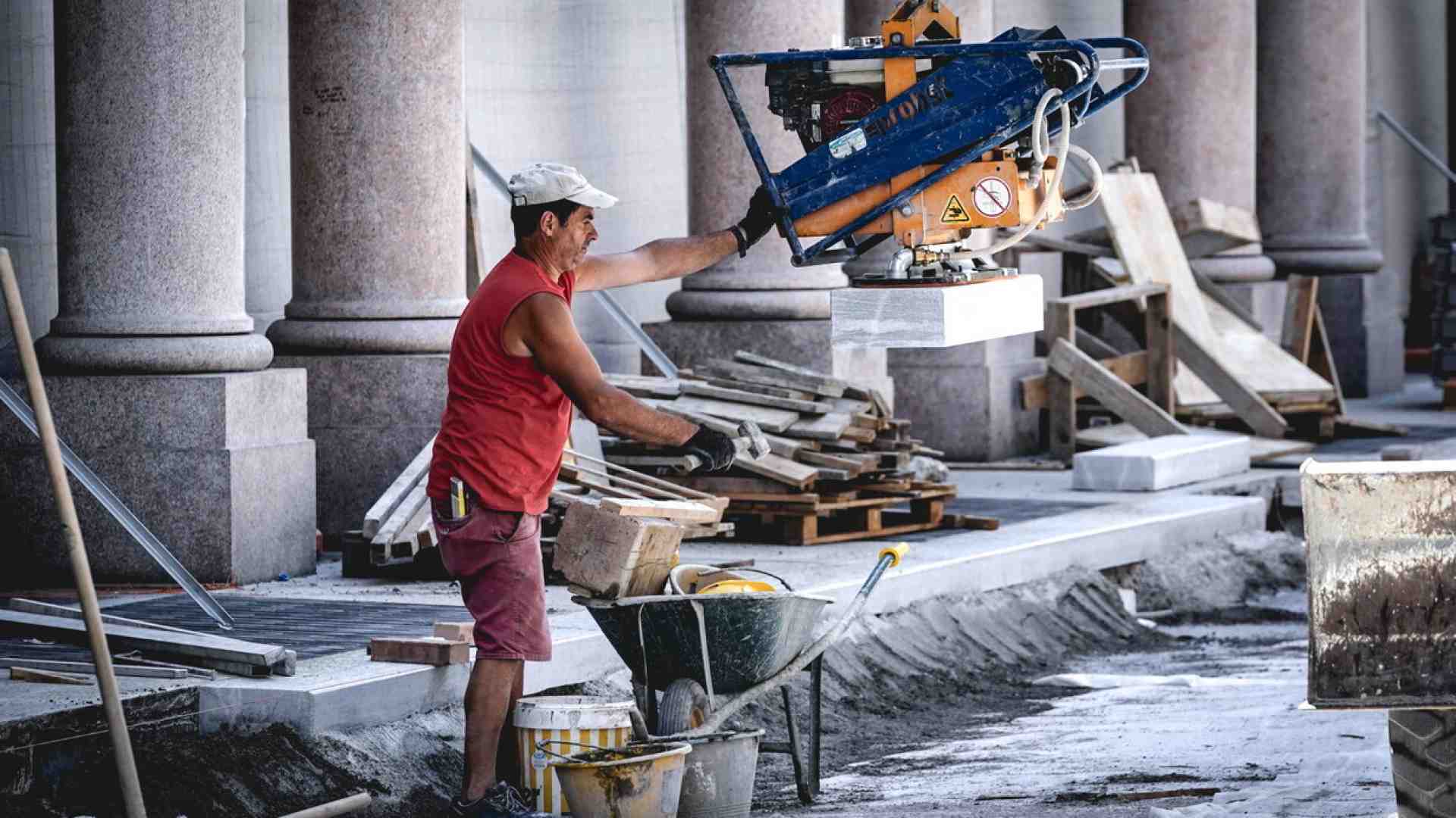 Cresce il costo delle opere strategiche, mentre i cantieri Pnrr fanno i conti con i ritardi