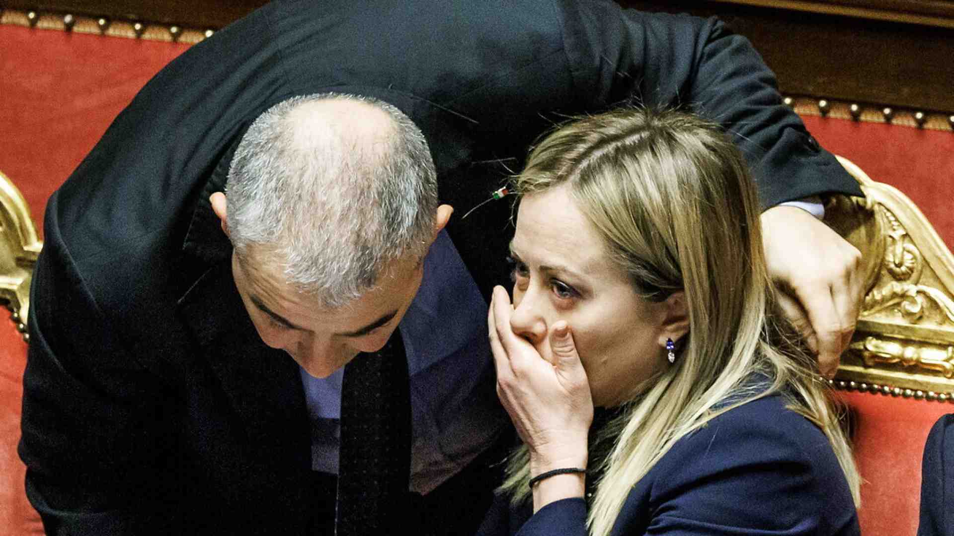 L'Arci Fazzolari: "L'Ucraina nella Ue. Il referendum? In Russia non c'è separazione della carriere. Vannacci, scelga". Il problema Orban