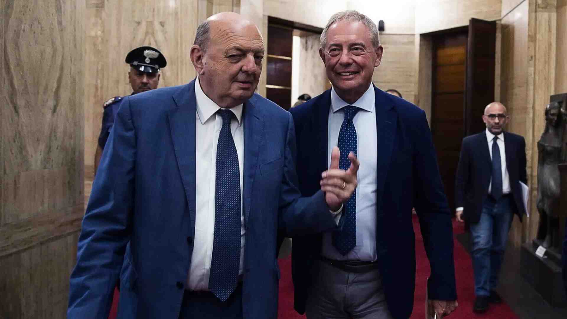 Il “carrello tricolore” di Urso diventa elettrico. L’assurdità del decreto Energia