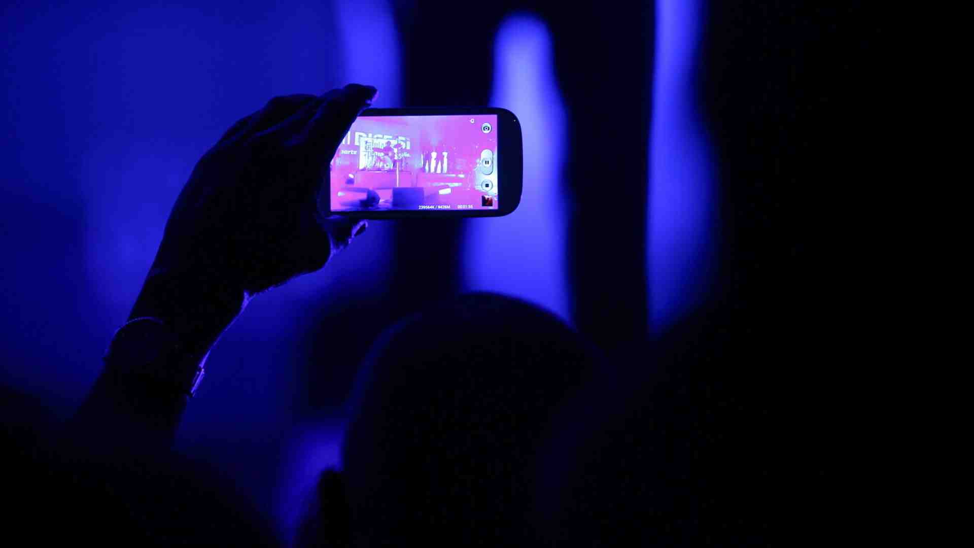Così si possono tenere gli smartphone fuori da concerti e scuole. Vietare basta davvero a educare?