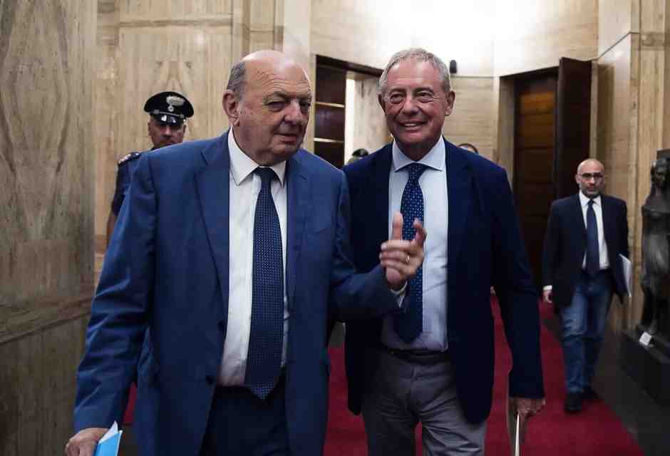 Il “carrello tricolore” di Urso diventa elettrico. L’assurdità del decreto Energia