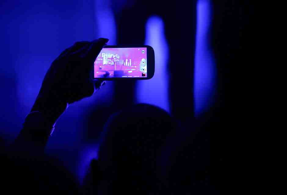 Così si possono tenere gli smartphone fuori da concerti e scuole. Vietare basta davvero a educare?