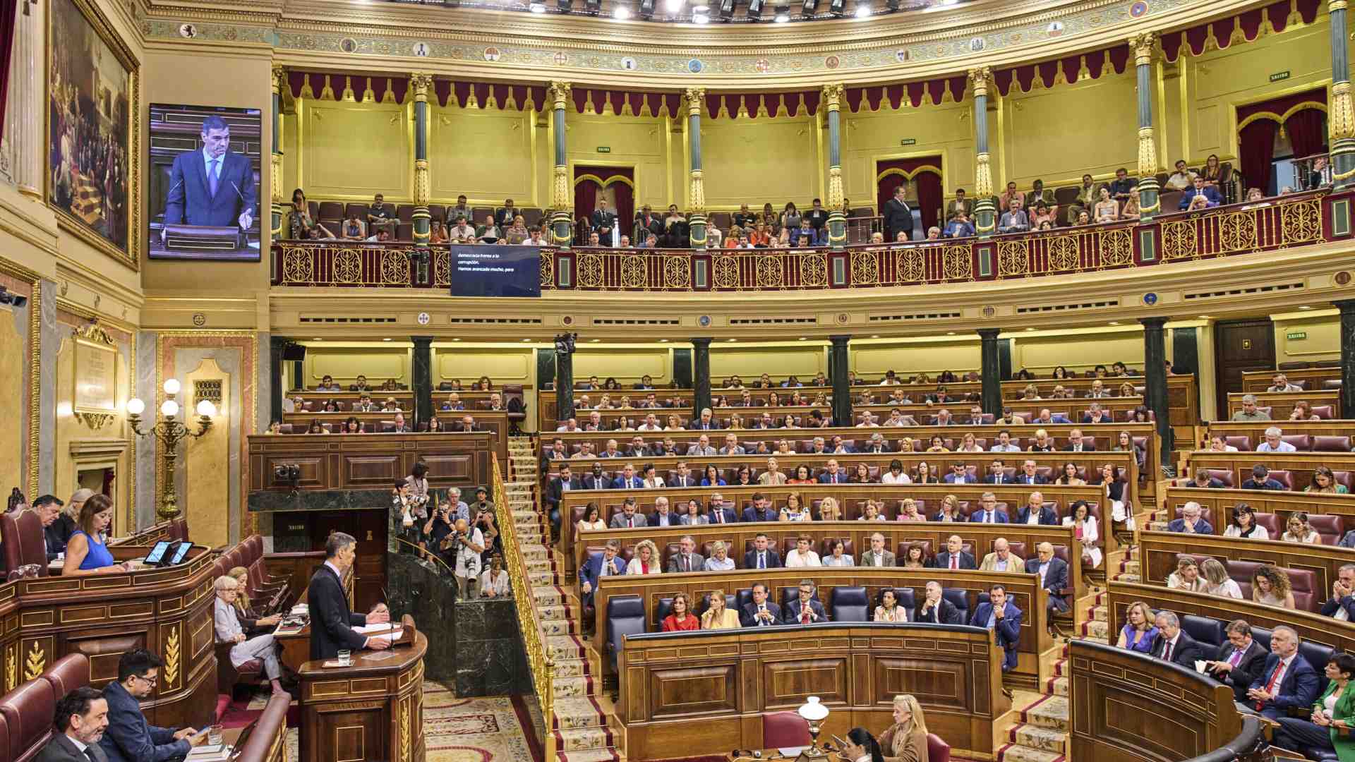 Julio Iglesias, Adolfo Suárez, Psoe, Pp e Podemos. In Spagna è tutti contro tutti sulle accuse sessuali