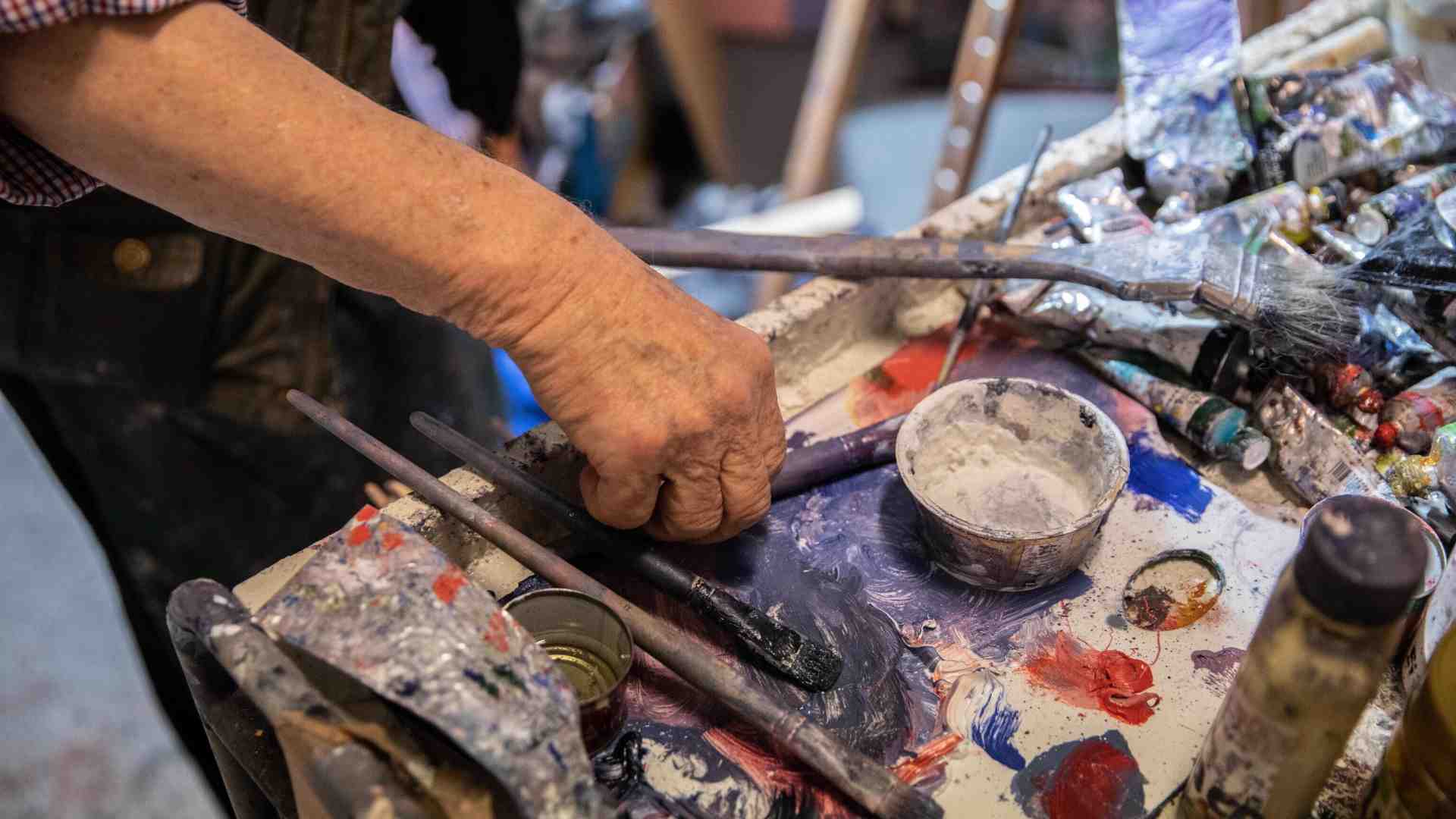 Una credenza rotta che diventa un quadro