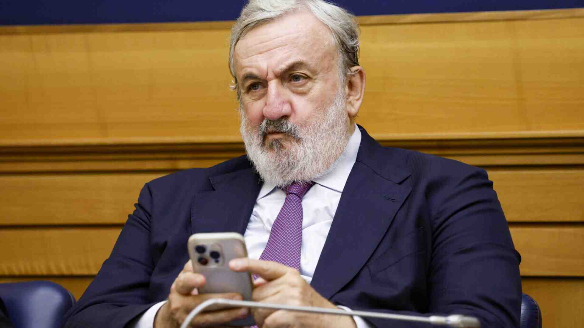 Né consulente né magistrato: la vita sospesa di Emiliano (abbandonato dal Pd)