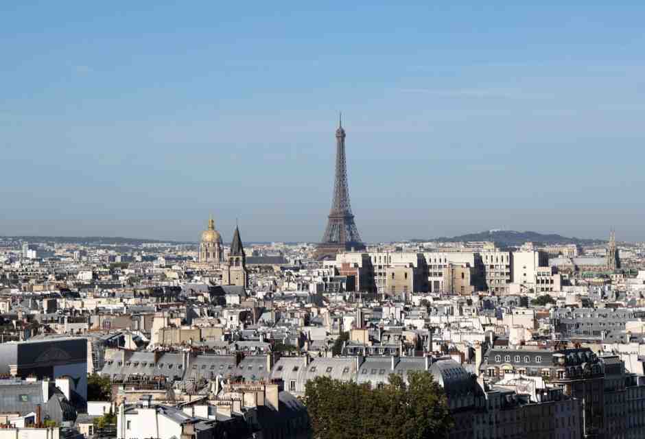 Nella Parigi elettorale è tutto uno scontro di estremi (e contro i media)