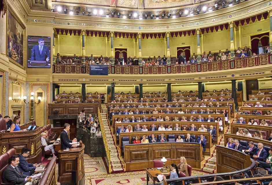 Julio Iglesias, Adolfo Suárez, Psoe, Pp e Podemos. In Spagna è tutti contro tutti sulle accuse sessuali