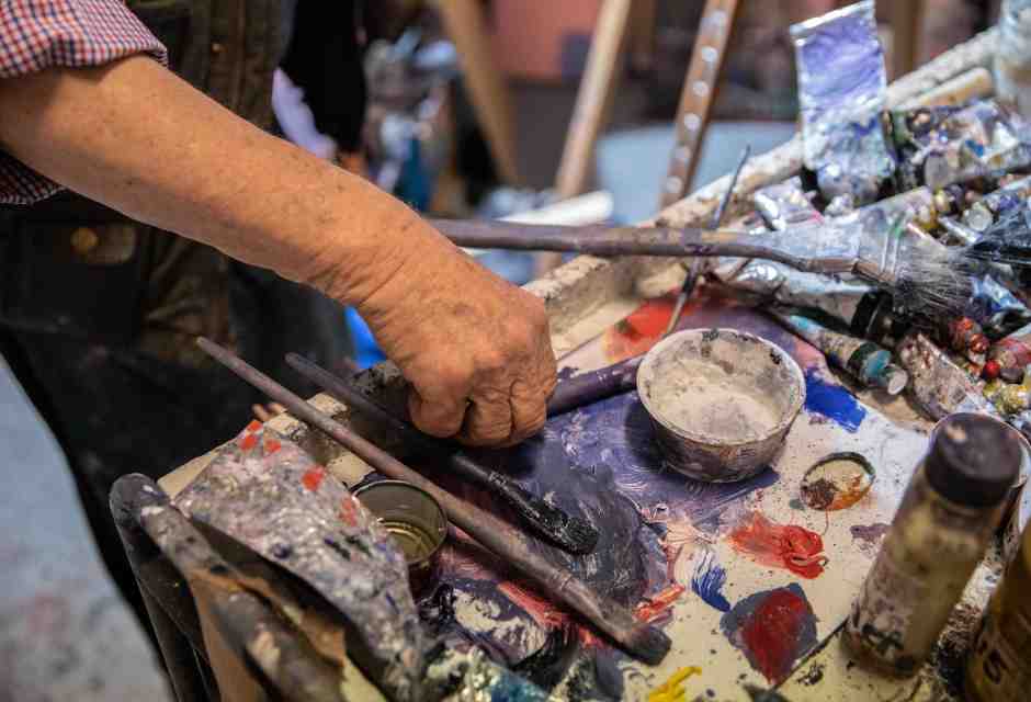 Una credenza rotta che diventa un quadro