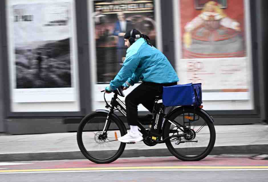Ichino: “Per i rider il salario minimo non serve: c'è già. Serve cambiare le norme”