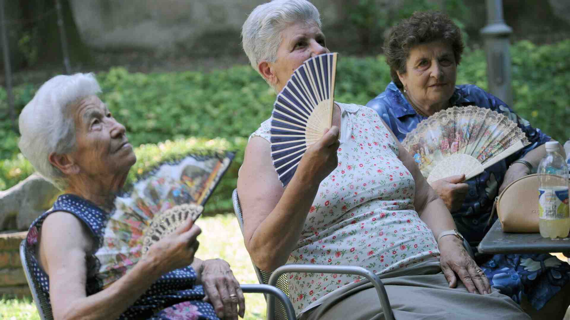 Donne anziane che si lamentano