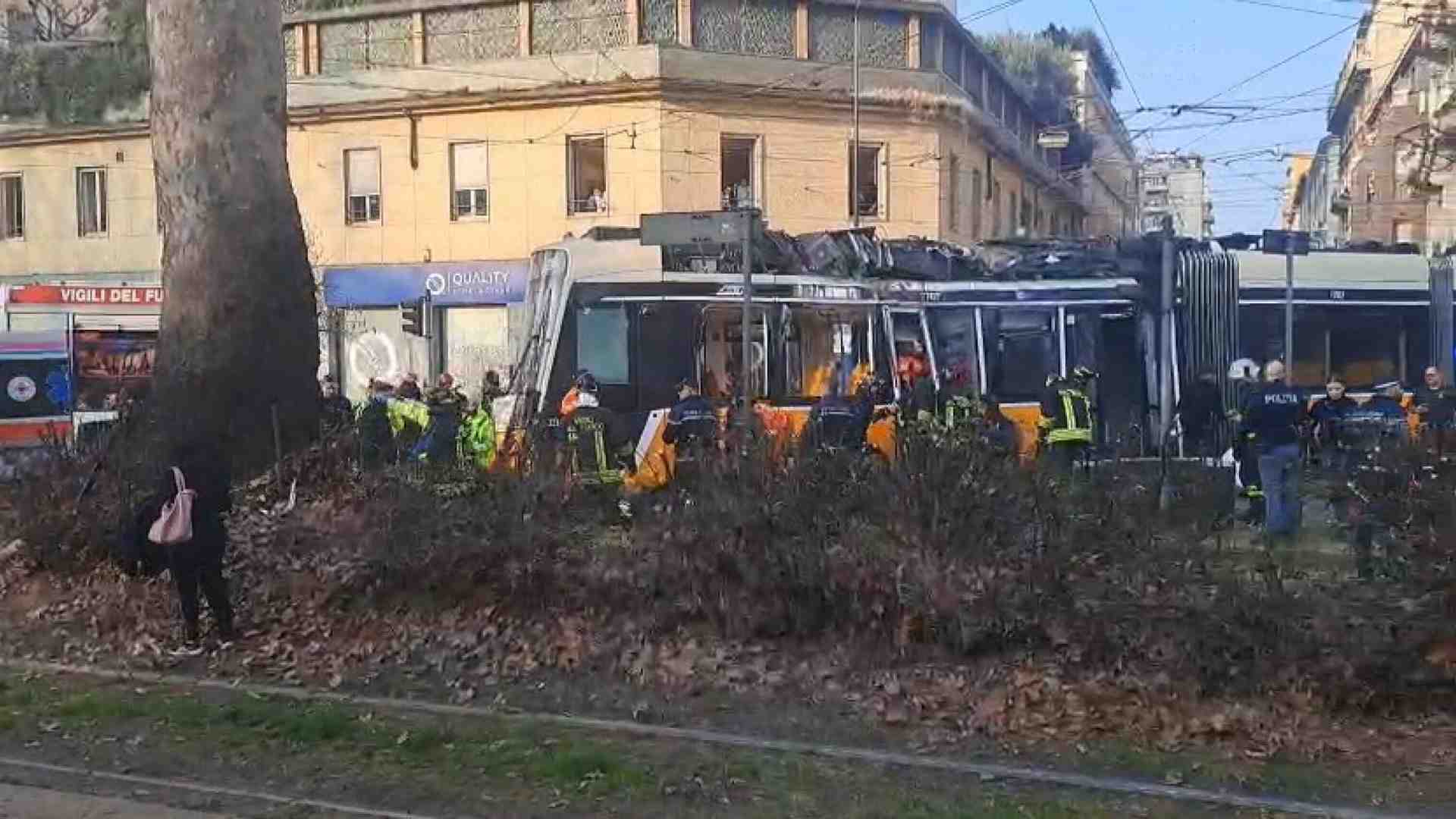 A Milano è deragliato un tram. Ci sono morti e diversi feriti
