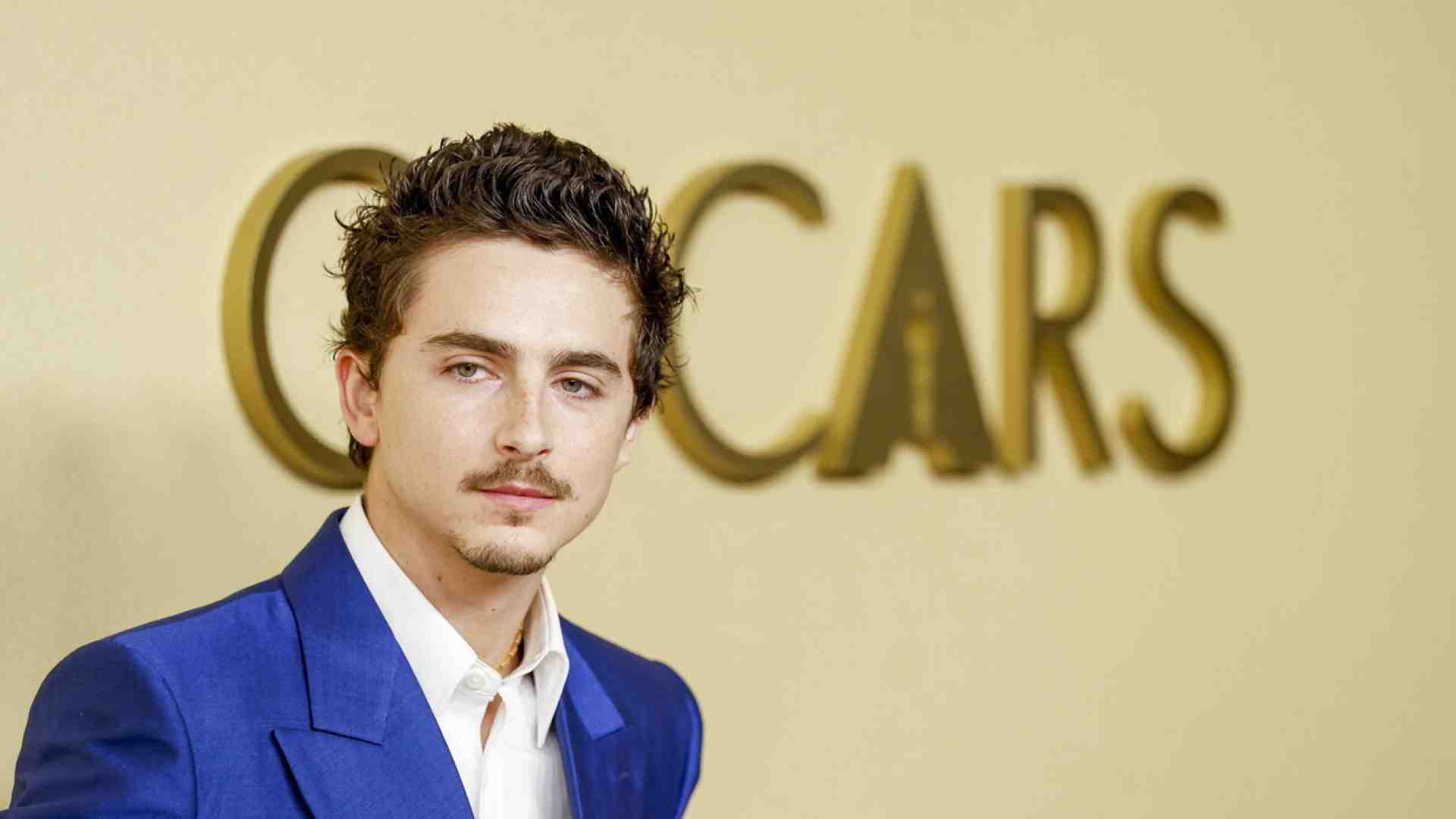Timothée Chalamet e la vecchia arte di imbruttirsi per vincere i premi