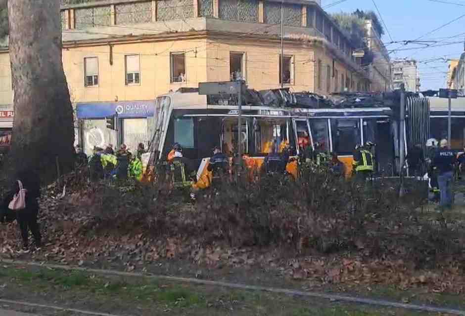 A Milano è deragliato un tram. Ci sono morti e diversi feriti