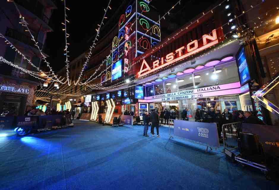 Festini poco bilaterali. Le notti insonni di Elettra Lamborghini a Sanremo