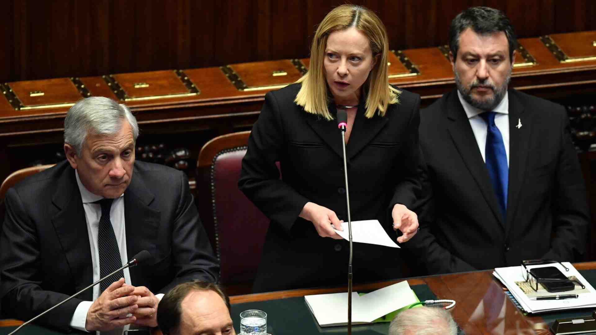 Meloni convoca una riunione a Palazzo Chigi: "Vicini alla popolazione iraniana che chiede diritti. Lavoriamo per allentare la tensione"