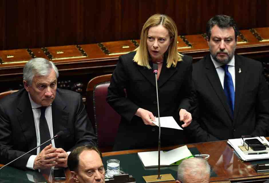 Meloni convoca una riunione a Palazzo Chigi: "Vicini alla popolazione iraniana che chiede diritti. Lavoriamo per allentare la tensione"