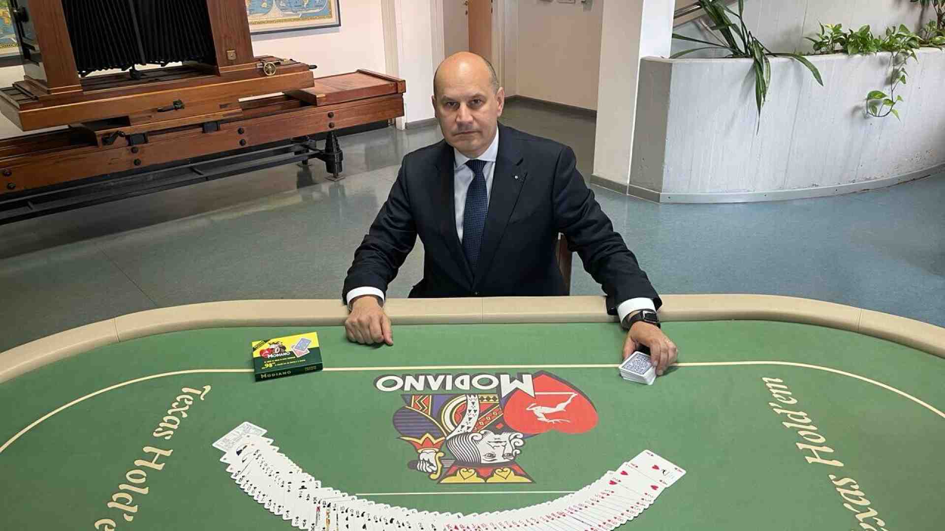 Stefano Crechici racconta: “Modiano, la storia d’Italia nelle carte da gioco”