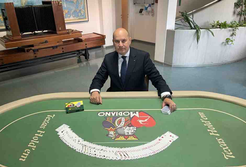 Stefano Crechici racconta: “Modiano, la storia d’Italia nelle carte da gioco”