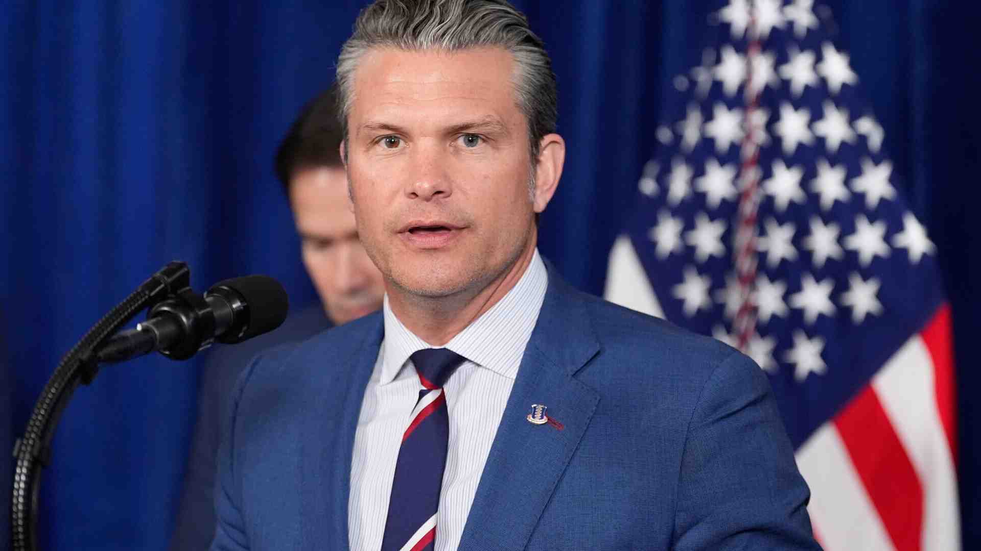 Il segretario americano Hegseth promette una guerra “decisiva” contro l’Iran