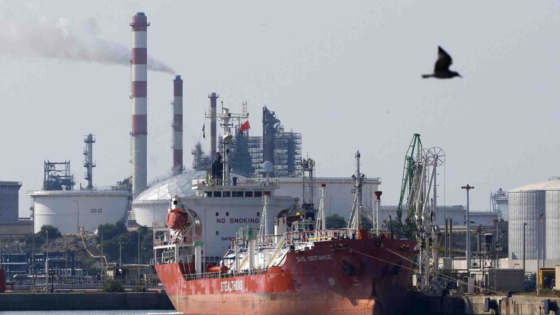 L’Iran chiude lo Stretto di Hormuz. Petrolio e gas salgono e torna il rischio inflazione
