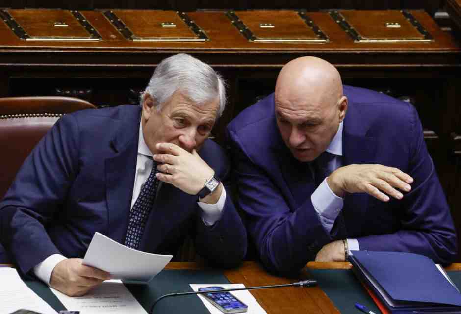 Crosetto: "Bloccato a Dubai per mia scelta. Avrò sbagliato come ministro, chiedo scusa". Scontro Conte-Tajani