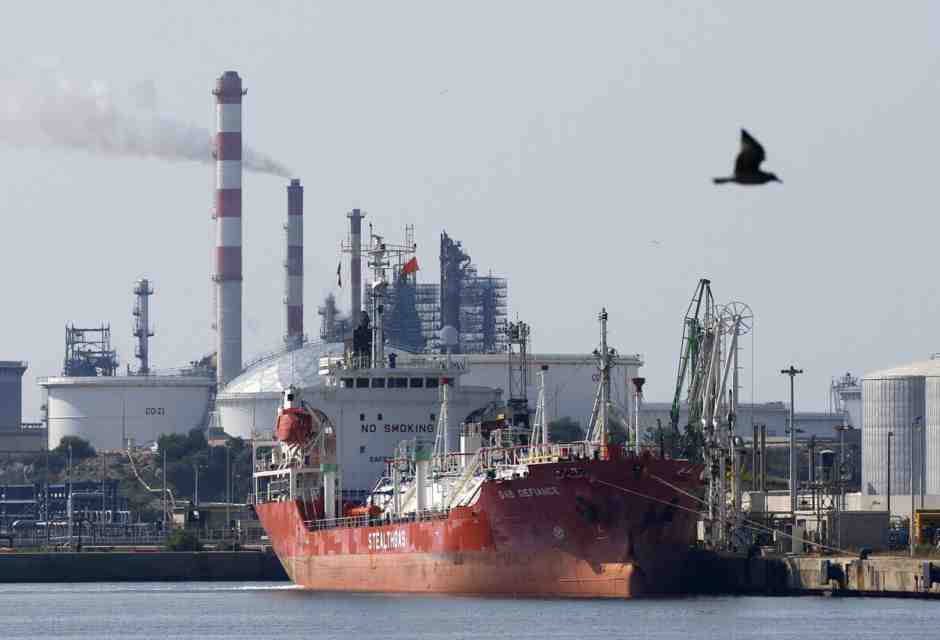 L’Iran chiude lo Stretto di Hormuz. Petrolio e gas salgono e torna il rischio inflazione