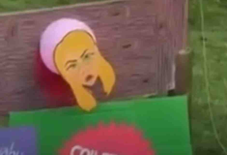 Quante storie per una ghigliottina di cartone. Il Carnevale fa paura ai nuovi moralisti