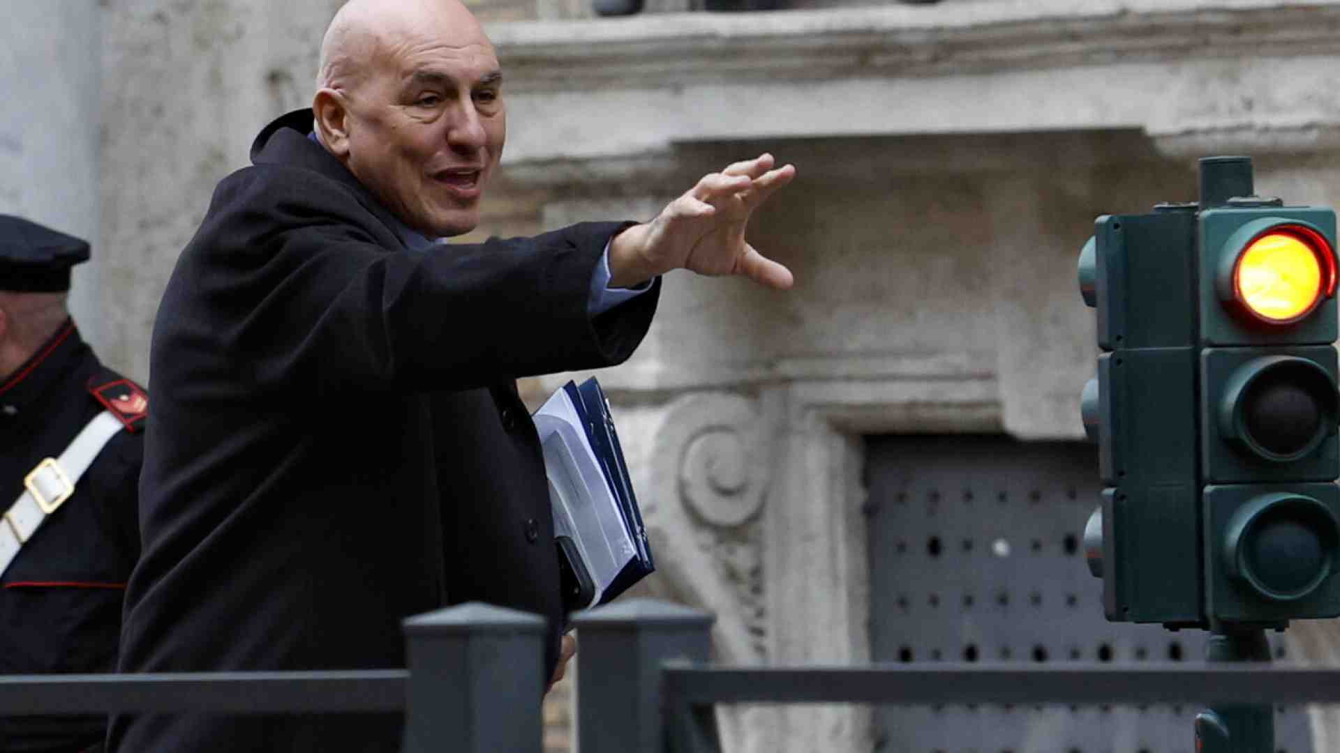 Crosetto versione tour operator: meglio ministro che agente di viaggio