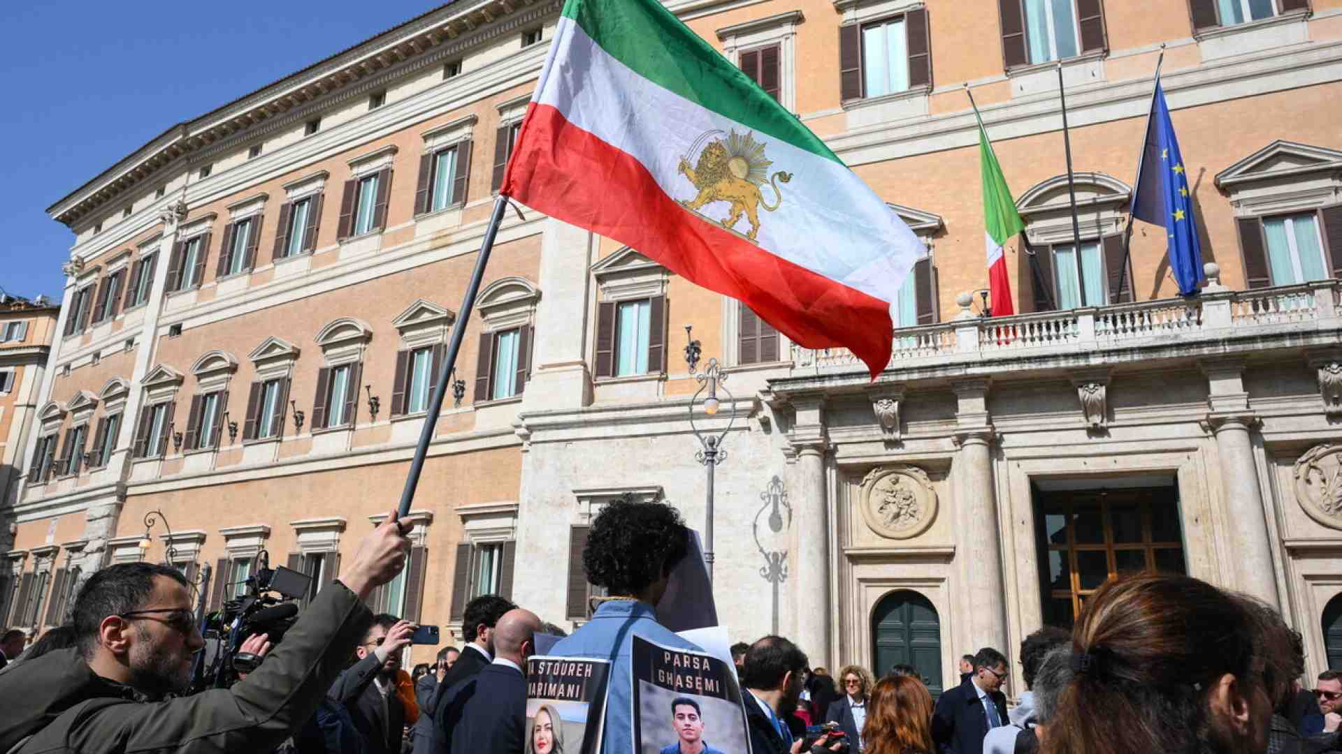 Una, doppia e trina, la piazza per l’Iran divide la sinistra