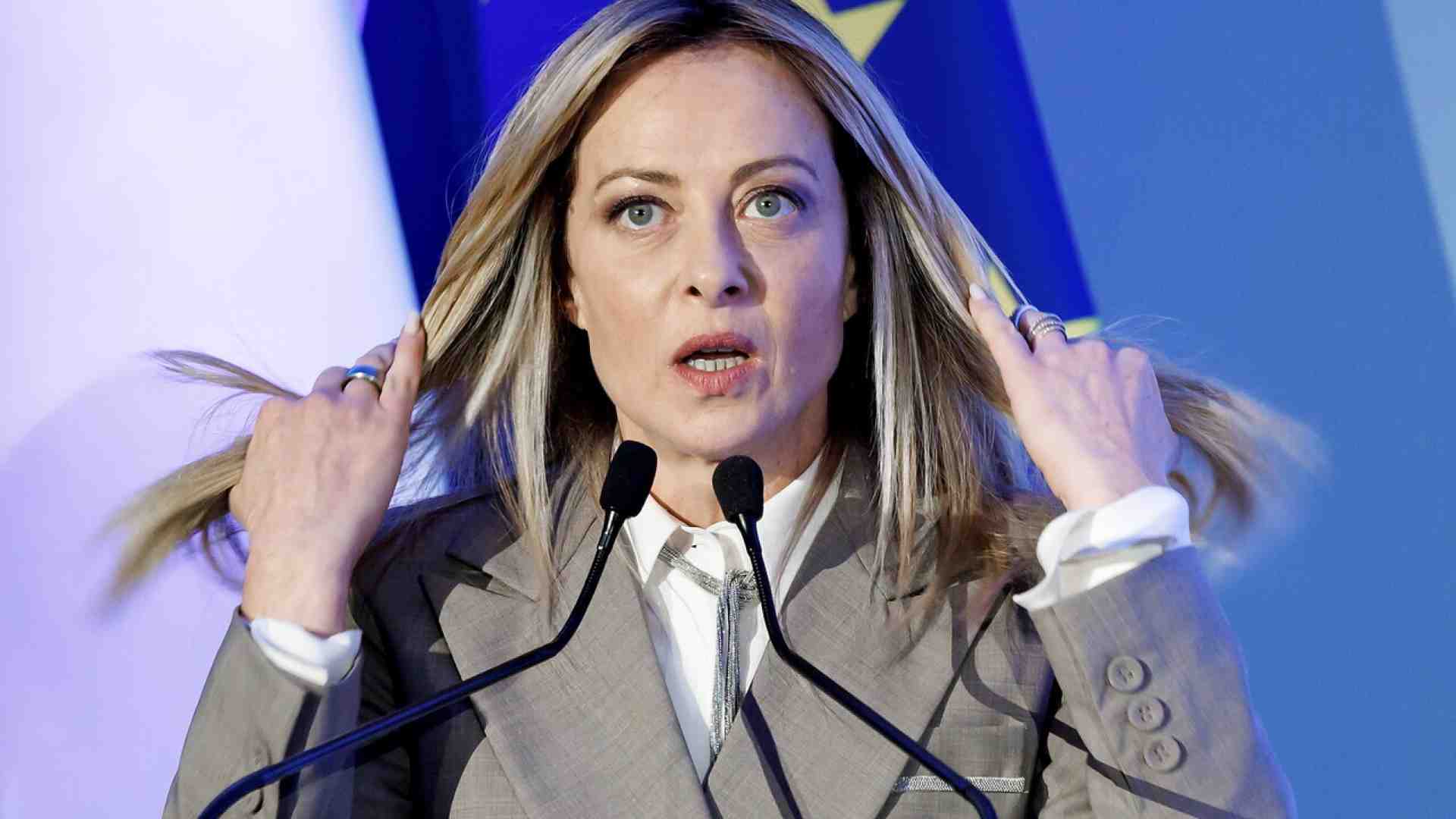 Meloni oltre l'Iran: i tarli economici e le scorie del caso Crosetto. Mantovano blinda Caravelli all'Aise