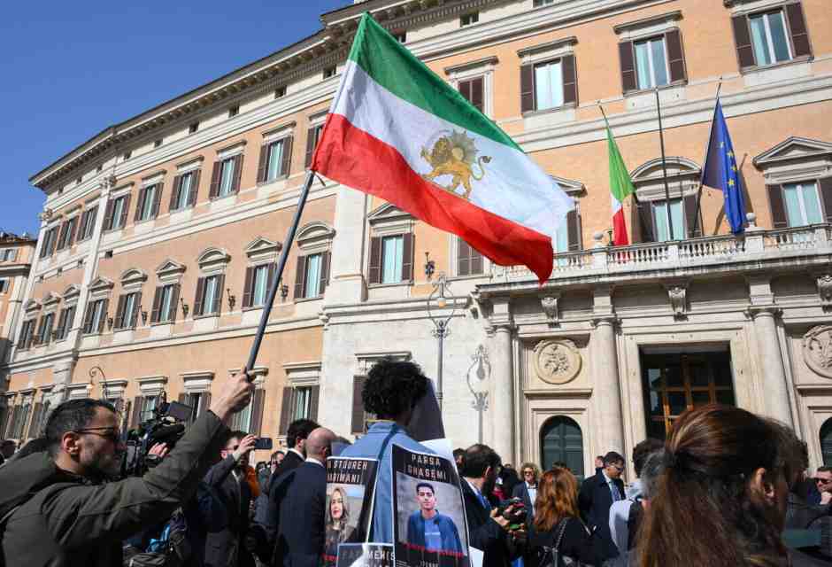 Una, doppia e trina, la piazza per l’Iran divide la sinistra