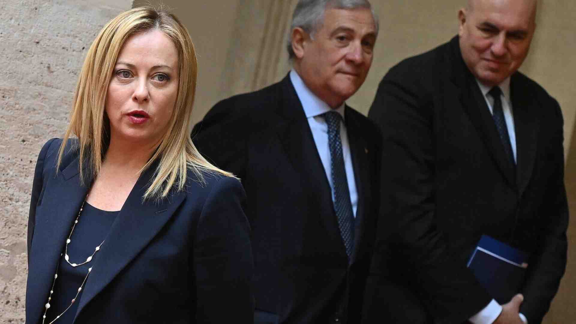 Meloni al Colle. Tajani e Crosetto: "Aiuti ai paesi del Golfo". L'accelerata del governo. Il Pd "lima" la risoluzione