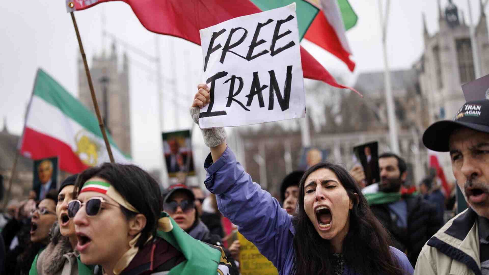 Una sfilata della stilista Sara Behbud per raccontare le donne vittime degli ayatollah