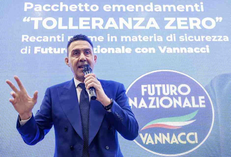 Paracadutisti su Rogoredo e biciclette sorvegliate: il futurismo nostalgico di Vannacci