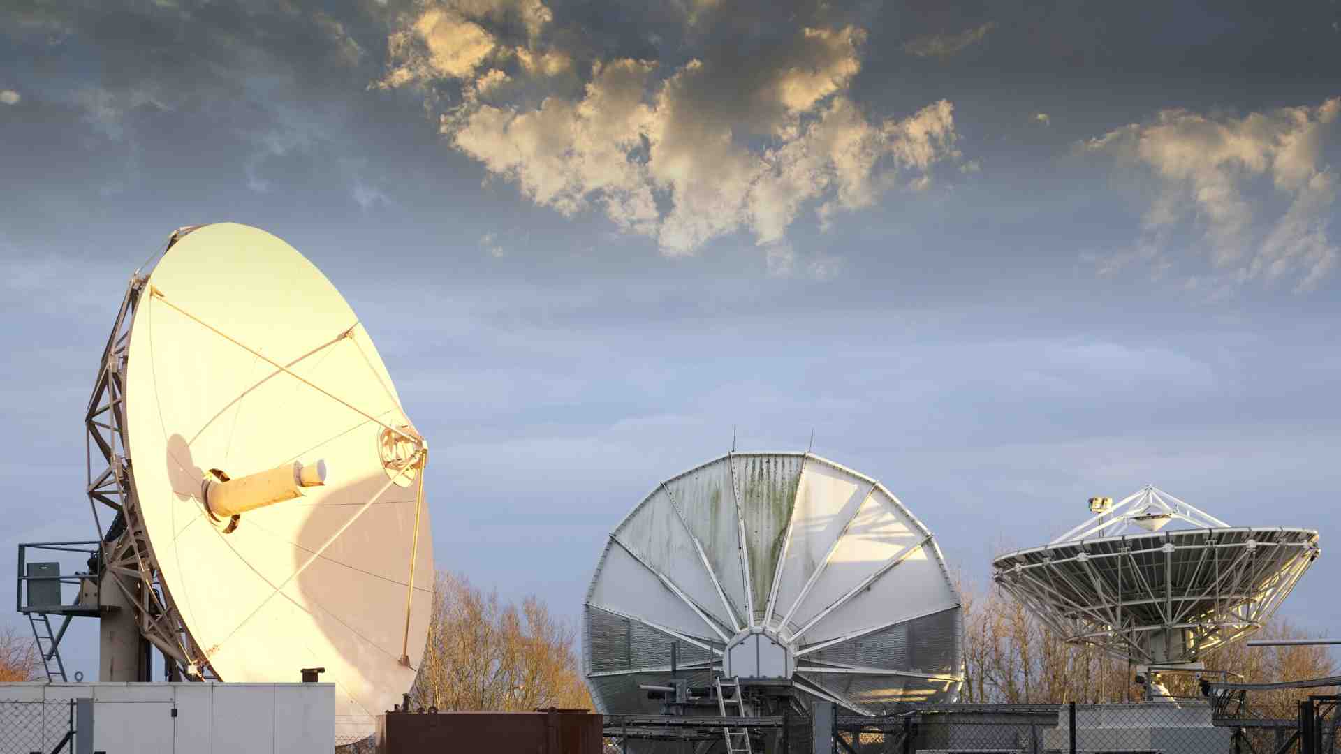 Le crisi globali e la nostra urgenza di satelliti