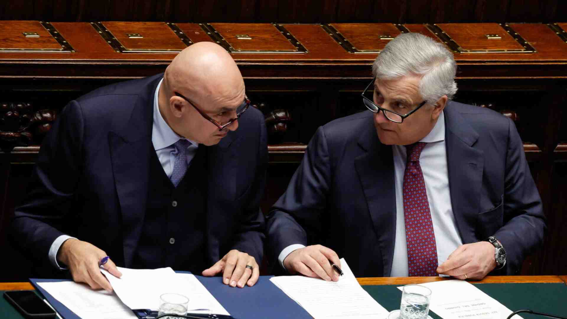 Crosetto: “L'attacco in Iran è fuori dal diritto”. Il Pd tenta una mediazione. Guerini e Renzi: “Come si fa a dire no su Cipro?”