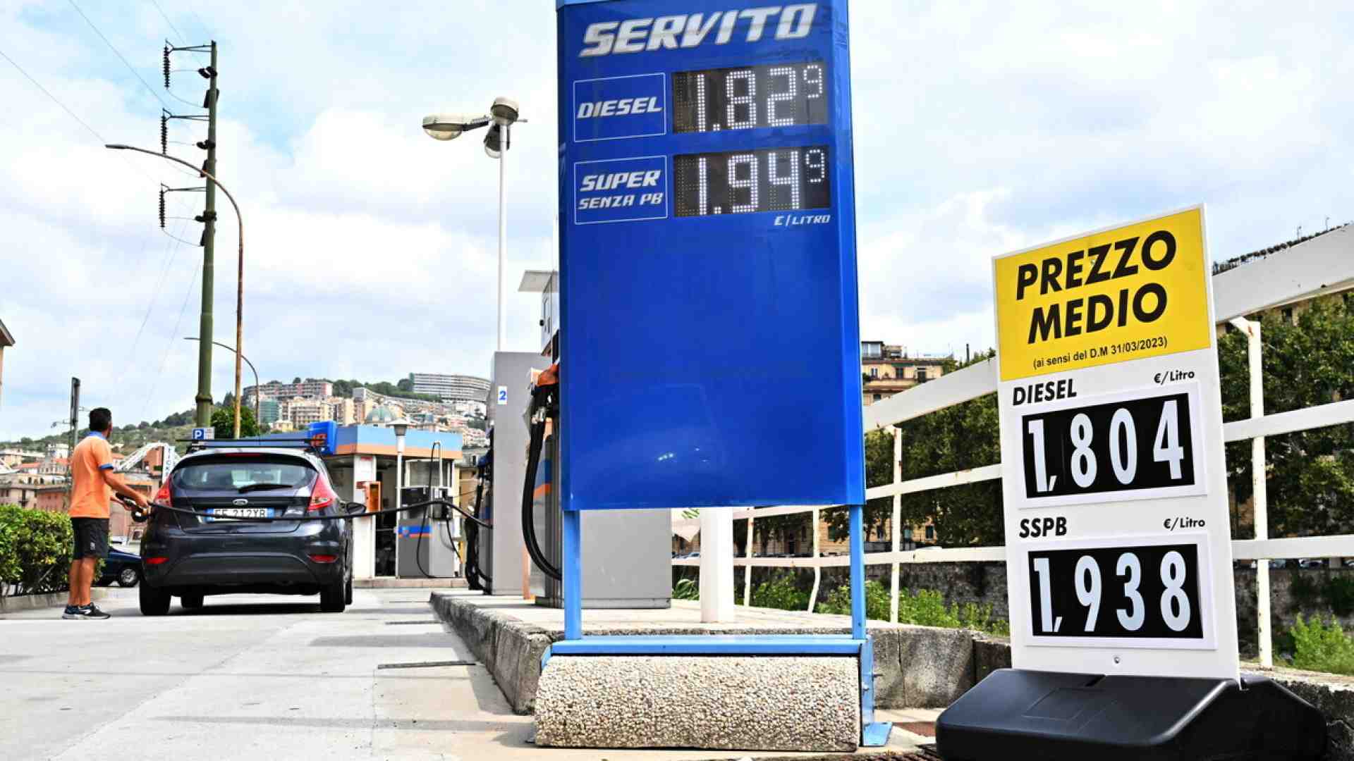 Ancora il cartello alla pompa, no grazie