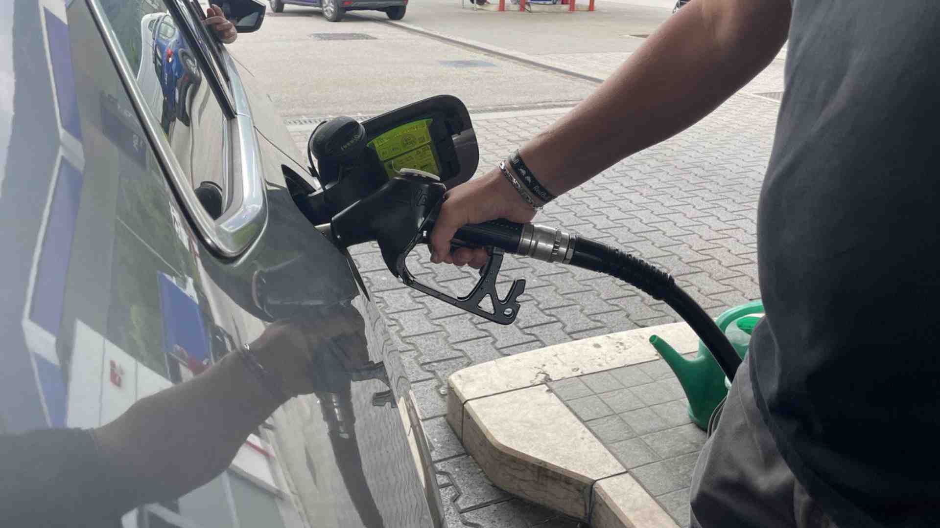 Caro Benzina? Allora basta guerra in Iran. Il pacifismo dell'automobilista italiano