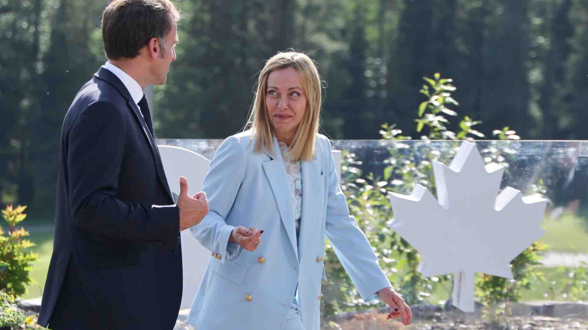 Meloni sente Macron: “Non possiamo andare in ordine sparso”. La telefonata a Zelensky