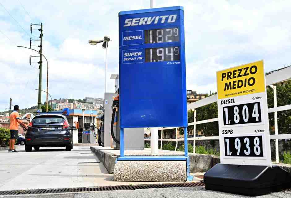 Ancora il cartello alla pompa, no grazie