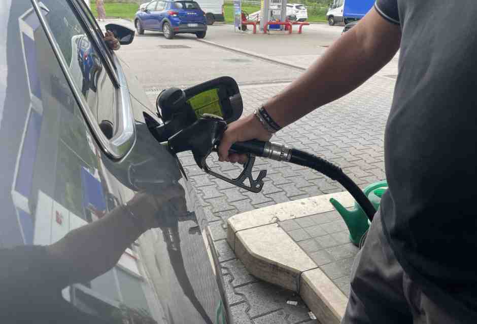 Caro Benzina? Allora basta guerra in Iran. Il pacifismo dell'automobilista italiano